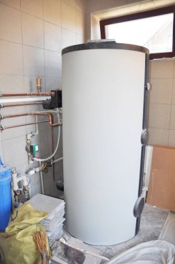 Sıcak su Isıtma kazanı yükleme. Yoğuşmalı kazan akümülatör Tank.
