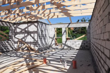 Ev inşaat alanında çatı makasları ile bina. Çatı inşaat ev çatı Building.Timber Çatı makas. 