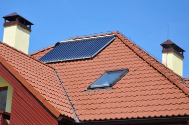 Seramik kiremit çatı penceresi, aydınlık, güneş paneli, Vakumlu güneş enerjili su ısıtma sistemi, baca ve Yıldırımdan korunma sistemi ile. Paratoner.