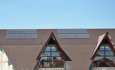  Güneş enerjili su ısıtma (Swh) sistemleri çatı güneş panelleri kullanın. Ev tepe, Dormer. Eko akıllı ev enerji verimliliği.