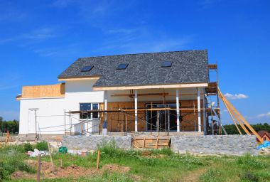 Yenilemek ve konut ev cephe duvar sıvama, boyama duvar mineralyün izolasyon ile onarabilirsiniz. Ev yapımı asfalt Zona çatı, ışıklıklar, Teras veranda ile. Attic dam penceresi.