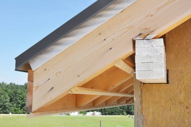 Bitmemiş ev çatı köşe duvar izolasyonu ile. Attic İnşaat ve tavan arası izolasyon.