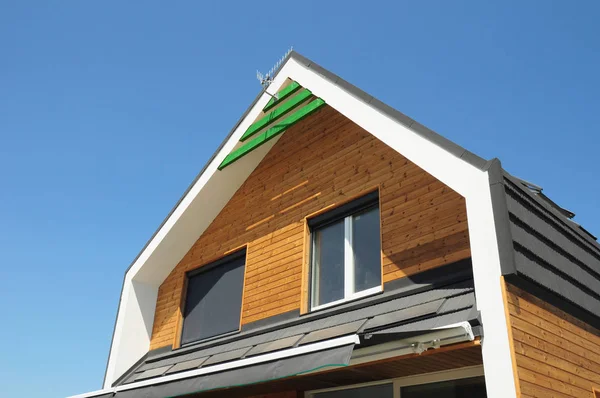 셔터와 함께 새로운 현대적인 패시브 하우스 외관 나무 벽에 창을 폐쇄 하 고 현대 집 야외에서 열. 에너지 절약으로 태양 열에 대 한 보호. — 스톡 사진