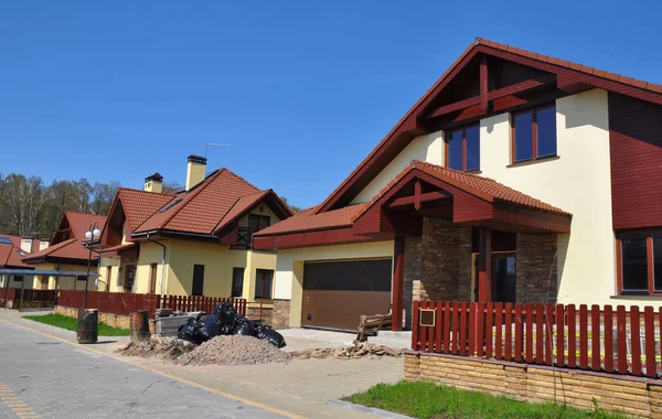 Bina çöp ile banliyö evlerin sokak. Modern yeni Townhouses. — Stok fotoğraf