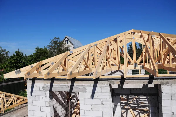 Střešní vazníky. Střešní konstrukce domu střešní Building.Timber krov. Krovů a střechy domů rámování. Modifikovaných střešních vazníků. — Stock fotografie