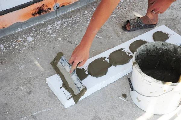 Yüklenici yalıtım House Foundation köpük yalıtım sayfalarıyla birlikte. Duvar izolasyonu ile köpük tahta. Sert köpük izolasyon