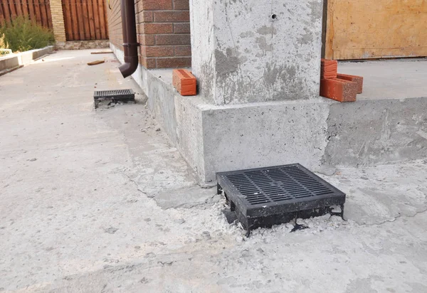 Установка ливневой канализации. Гидроизоляция стен сточных канав для улучшения дренажа дома и фундамента . — стоковое фото