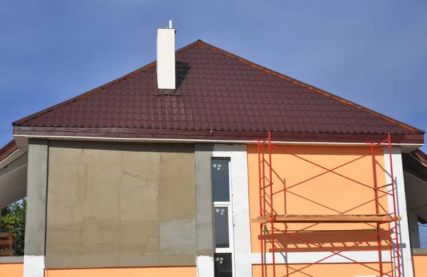  Sıva ve boya ev duvar yenileme ile recessed yükleme sırasında. Ana sayfa boyama evi duvar remodeling.