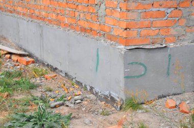 Su geçirmez membran, sıva ve sıva için ev vakıf İnşaat İzolasyon. Ev Vakfı onarım, izolasyon.