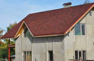 Attic inşaat, mansard çatı, çatı onarımı asfalt Zona ve sıva Duvar ile. Çatı İnşaat.
