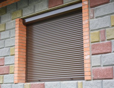 Çekim ev koruma için haddeleme ile pencere. Güvenlik ızgaraları panjurlar. Çekim güvenlik engeli.