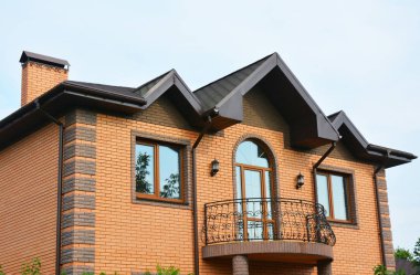 Tuğla inşaat metal balkon ve çatı tasarımı farklı tipleri ile ev. 