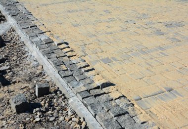 Yol kaldırım kenarında yükleme kaldırıma taş yakın çekim. 