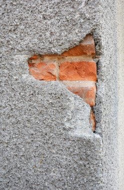 Kırık duvara yakın çekim. Tamir, onarım ev cephe duvar çatlaklar. İçinde ev cephe beton duvar açık çatlama.