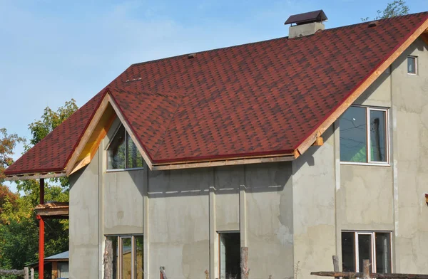 Na poddaszu budowa, mansardowym dachem, remont dachu z gontów asfaltowych i tynkowanie ścian. Budowa dachu. — Zdjęcie stockowe