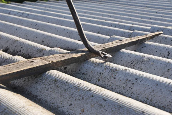 Primer plano en la eliminación de amianto. Reparación del techo y eliminación de amianto . —  Fotos de Stock