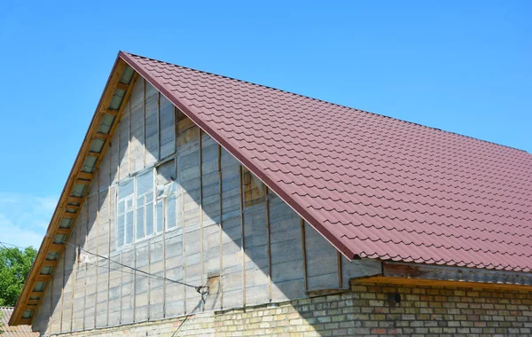 Tavan arasında inşaat ve çatı izolasyon ile metal çatı İnşaat.