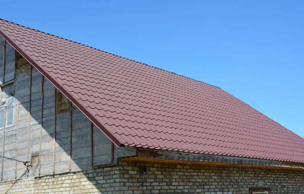 屋根裏部屋の構造と金属の屋根ふき工事. — ストック写真