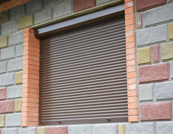 Çekim ev koruma için haddeleme ile pencere. Güvenlik ızgaraları panjurlar. Çekim güvenlik engeli.