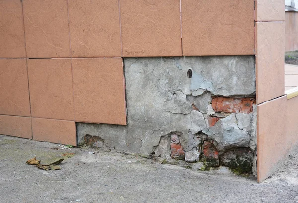 Cómo arreglar el azulejo de la pared rota y cómo volver a crecer. Reemplazar, Reparar porciones de azulejo de pared de cerámica roto . — Foto de Stock