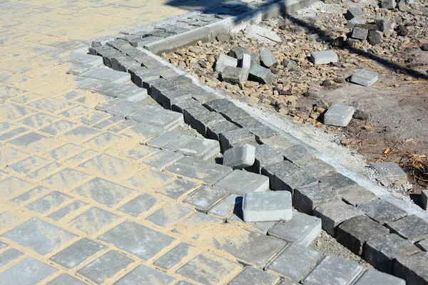 Döşeme yol kaldırıma yakın bahçe yolu için yükleme.  