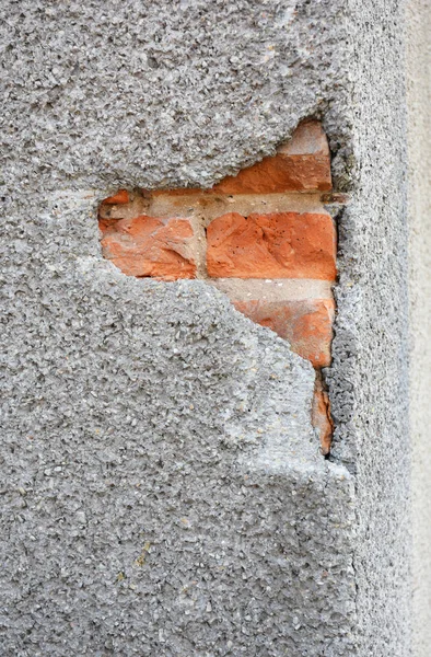 Kırık duvara yakın çekim. Tamir, onarım ev cephe duvar çatlaklar. İçinde ev cephe beton duvar açık çatlama.