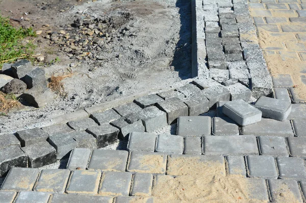 Taşları bahçe yolu için yol kaldırım ile yükleme, kaldırıma sorunlu alanları ayrıntılarda taşlar.