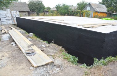 Temel su yalıtımı. Temel su ve nem Coatings.Waterproofing house foundation tar sprey ile sağlama. 