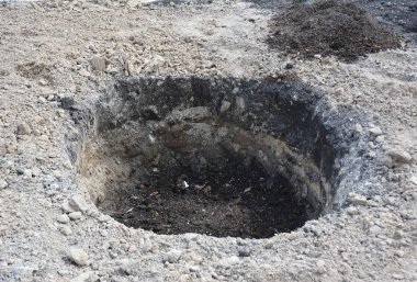 Organik gübreleme kazma delik kompost ağaç. Ağaç dikimi için organik gübre. 