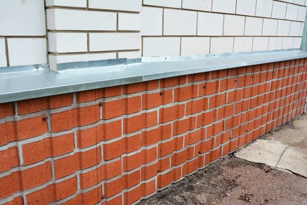 基础保温防水金属壁板。屋基修复防水. — 图库照片