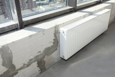 Yeni ev yapımı termostat ile Isıtma metal beyaz radyatör yükleme.