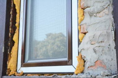 Plastik pencere takma Tatarcığa karşı File ve izolasyon köpük ile.