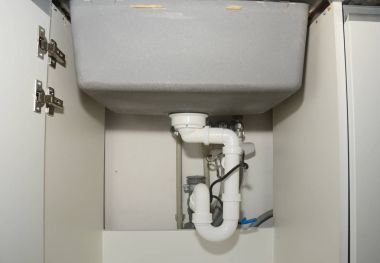 Sıhhi tesisat lavabo drenaj tüpleri ile seramik mutfak lavabo yükleme üzerinde kapat.