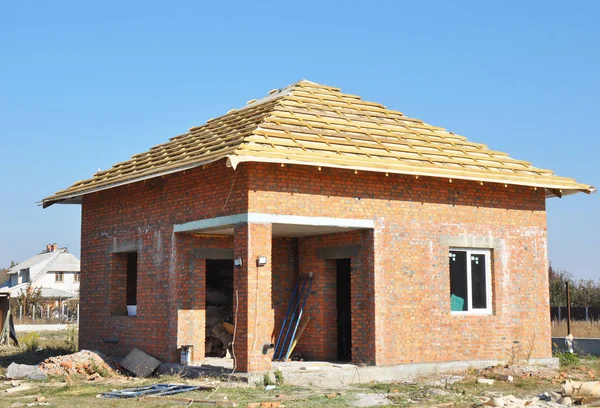 Εξωτερική κατασκευή υλικού κατασκευής σκεπής με κόκκινο τούβλο σπίτι τοίχο κατασκευή πρόσοψης. — Φωτογραφία Αρχείου