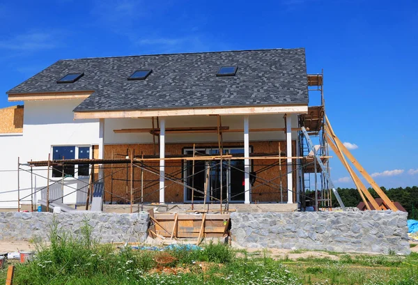 Çatı inşaat. Ev yapımı asfalt Zona çatı, ışıklıklar, Teras veranda ile. Attic dam penceresi.