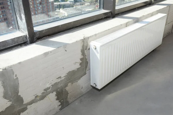 Yeni ev yapımı termostat ile Isıtma metal beyaz radyatör yükleme.