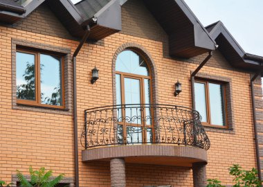 Güzel metal balkon. Tuğla ev.