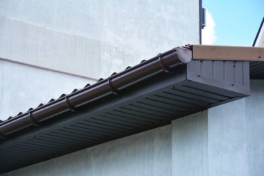 Ev Plastik çatı oluk recessed ve fasya kurulu ile yakından.