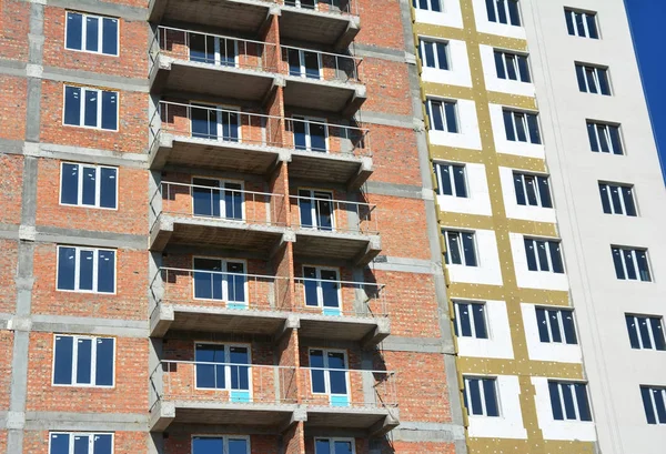 Instalar Rock Mineral Wool Aislamiento para la pared de la casa de eficiencia energética . — Foto de Stock