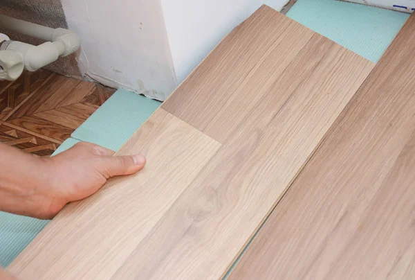 Yüklenici ile yalıtım döşeme ve sorun alanı çarşaflarda Ses Geçirmez Ahşap laminat yüklemeniz.