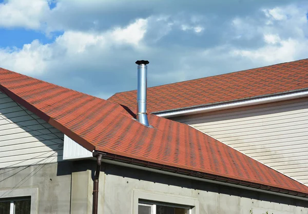 Asfalto telhas construção de coberturas, reparação. Áreas problemáticas para telhas de asfalto de casa Construção de telhados de canto Impermeabilização. Sistema de calha de chuva e chaminé de aço . — Fotografia de Stock