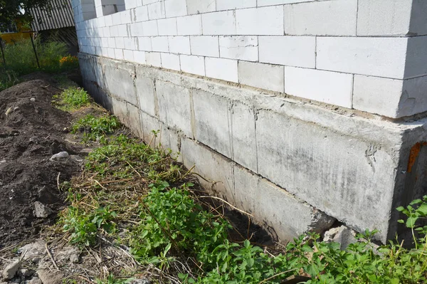 Husgrunden utan något tätskikt, dampproofing och isolering. Dåligt exempel i husbyggnad och isolering. — Stockfoto