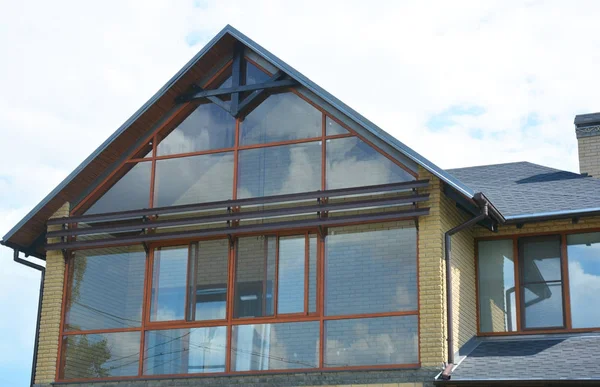 Attic ışıklık pencere duvarı. Modern ev panoramik pencere, balkon, çatı penceresi. — Stok fotoğraf