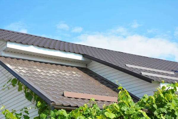 Primer plano en las áreas de problemas de construcción de techos de metal. Tipo de construcción de techo a dos aguas y valle con plástico Soffit y Fascia —  Fotos de Stock