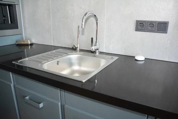 Dapur Faucet dan Metal Sink. Dapur modern . — Stok Foto