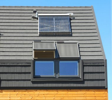 Modern ev çatı çatı ışıklıklar, güneş panelleri ve enerji tasarrufu ve enerji verimliliği için güneş enerjili su ısıtıcı (Swh) sistemi ile. Pencere Panjur ve gölgeler.