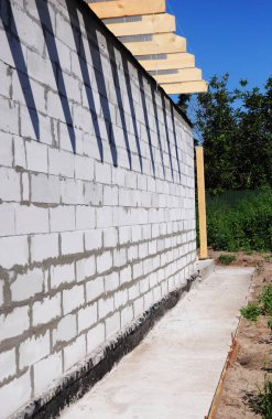 Ev temel su yalıtımı, yalıtım ve kaplama sağlama nem. Bitümlü Membran ile ev temel su yalıtımı.