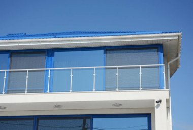 Ev perde güneş koruma cam balkon ile kapatın. Windows panjurlar ile yeni Modern pasif ev tavan kapalı ve açık havada açıldı.