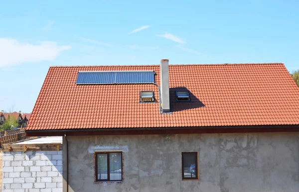 Casa moderna com sistema de aquecimento solar de água em construção — Fotografia de Stock