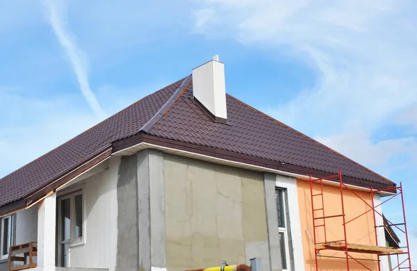 Rénovation et réparation de maisons avec toiture neuve, stuc, plâtre et murs de peinture — Photo